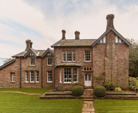 Cận cảnh những căn nhà kiểu Victoria đang được rao bán tại Anh