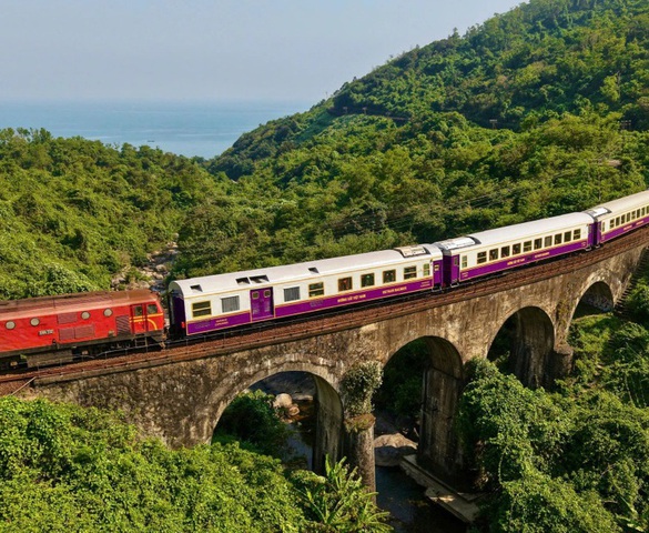 Miền Trung có một đoàn tàu ‘mãn nhãn’: Đi qua cung đường sắt đẹp nhất Việt Nam và vịnh biển đẹp nhất thế giới
