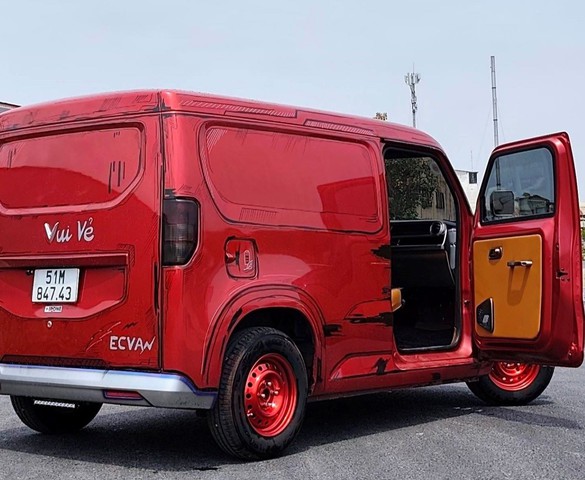 Mua VinFast EC Van dù đã có cả dàn xe chở hàng, chủ xưởng tại TP.HCM giải thích bài toán chi phí