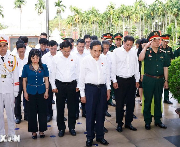Chủ tịch Quốc hội dâng hương tại Di tích lịch sử quốc gia Ngã Ba Giồng