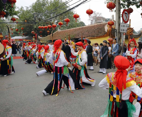 Photo Travel: Lả lơi má đỏ, môi hồng múa điệu "con đĩ đánh bồng" ngày xuân