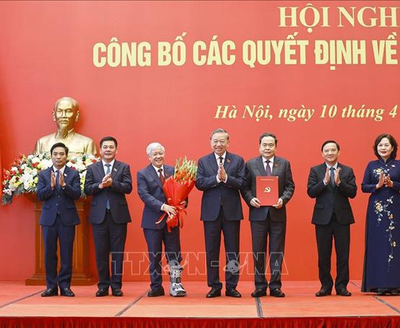 Tổng Bí thư, Chủ tịch nước Tô Lâm trao Quyết định của Bộ Chính trị chỉ định tham gia Đảng ủy Quốc hội nhiệm kỳ 2025 – 2030