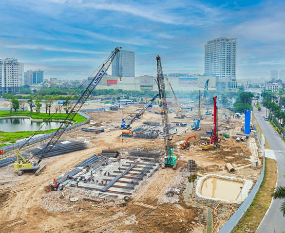 Cập nhật tiến độ siêu tổ hợp hàng hiệu Tây Hồ Tây: Nhân công, thiết bị đổ bộ - tăng tốc thi công cả ngày lẫn đêm 