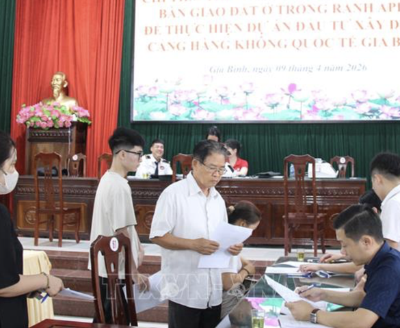 Người dân xếp hàng nhận tiền thưởng GPMB đại dự án 200.000 tỷ lớn bậc nhất Việt Nam