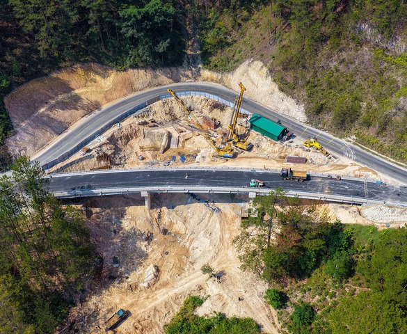 Chỉ 2 tuần nữa, chính thức thông xe cầu cạn 133m băng qua vực sâu