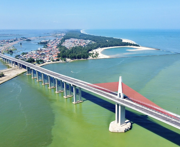 Chỉ hơn 10 ngày nữa, cây cầu vượt biển dài nhất miền Trung chính thức thông xe, kết thúc hơn 100 năm di chuyển bằng đò của người dân đôi bờ