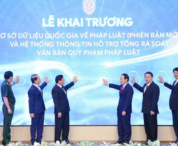 Phó Thủ tướng Lê Tiến Châu bấm nút Khai trương Cơ sở dữ liệu quốc gia về pháp luật (phiên bản mới)