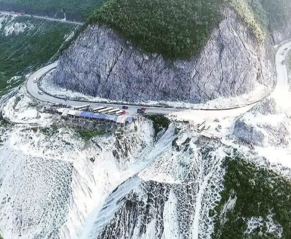 Cung đèo quanh năm ‘tuyết phủ trắng xóa’ của Việt Nam, một ngày có thể trải nghiệm đủ 4 mùa