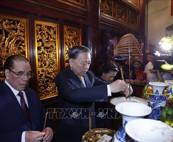 Trang nghiêm Lễ dâng hương tưởng niệm các Vua Hùng trên đỉnh núi Nghĩa Lĩnh