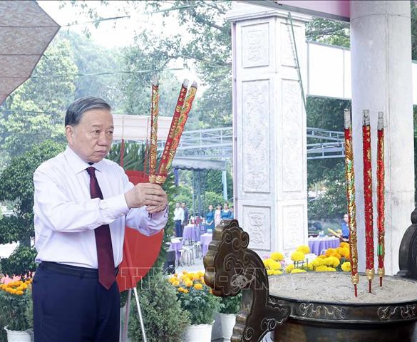 Tổng Bí thư, Chủ tịch nước Tô Lâm dâng hương tưởng niệm các Anh hùng liệt sĩ tại Tây Ninh