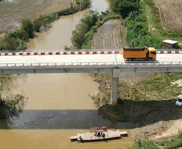 Cầu dài 200m xây xong từ 3 năm trước không thể vận hành, người dân qua sông vẫn phải ‘lụy phà’