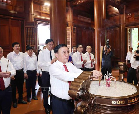 Thường trực Ban Bí thư dâng hương tưởng niệm Chủ tịch Hồ Chí Minh tại Nghệ An