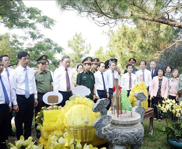 Tổng Bí thư, Chủ tịch nước dâng hương tưởng niệm Đại tướng Võ Nguyên Giáp