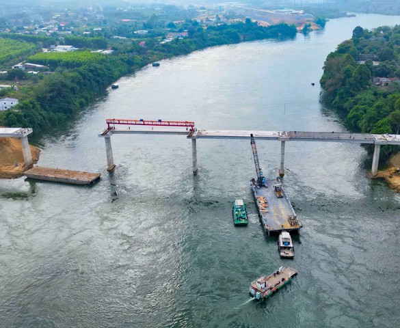 Ngày mai, chính thức hợp long cầu phục vụ thủy điện lớn nhất miền Nam, xóa bỏ bến phà đã hoạt động nhiều năm