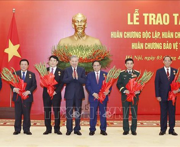 Lễ trao tặng Huân chương cao quý cho các đồng chí lãnh đạo Đảng, Nhà nước và cán bộ cấp cao