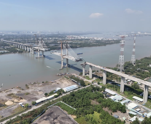 Chỉ 1 tháng nữa, chính thức hợp long cây cầu dây văng có tĩnh không cao nhất Việt Nam, nối thông miền Đông với miền Tây