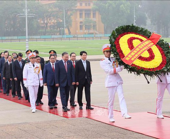 Đại biểu Quốc hội khóa XVI vào Lăng viếng Chủ tịch Hồ Chí Minh và đặt vòng hoa tại Đài tưởng niệm các Anh hùng, liệt sĩ