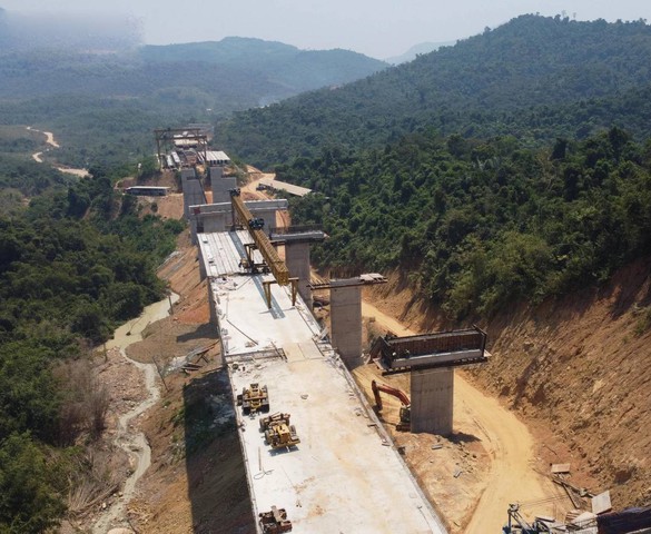 Sắp thông xe cao tốc kết nối ‘rừng - biển’ đầu tiên của Việt Nam với nhiều cây cầu và hầm xuyên núi