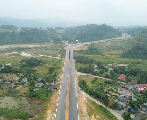 Sắp thông xe tuyến đường 1.500 tỷ chạy dọc sông Hồng, kết nối đến vùng biên giới