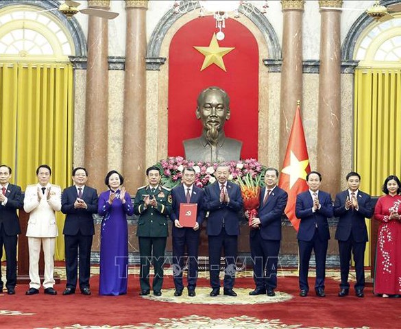 Tổng Bí thư, Chủ tịch nước chủ trì hội nghị công bố các quyết định đối với Chính phủ