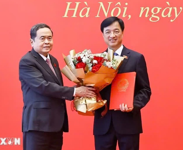 Chủ tịch Quốc hội trao Nghị quyết phê chuẩn Trưởng Đoàn đại biểu Quốc hội