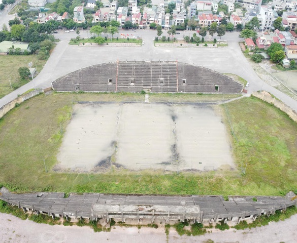 Hoang tàn khung cảnh sân vận động 10.000 chỗ ngồi bị bỏ hoang gần 20 năm