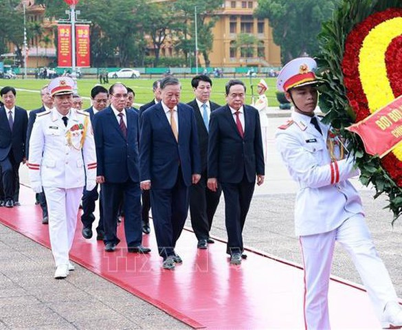 Kỷ niệm 136 năm Ngày sinh Chủ tịch Hồ Chí Minh: Lãnh đạo Đảng, Nhà nước vào Lăng viếng Bác