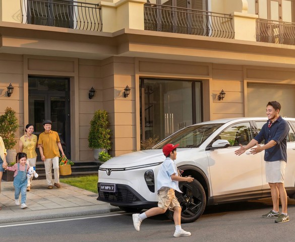 Gia đình ba thế hệ nhận xét về VinFast VF MPV 7: Rộng rãi, tiện nghi, ngồi hàng ghế thứ ba vẫn thoải mái