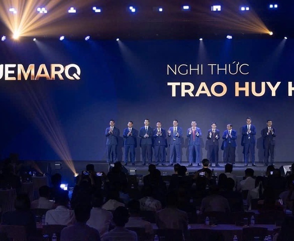 "Chiếc áo” BLUEMARQ và “Thầy tu” Đất Xanh