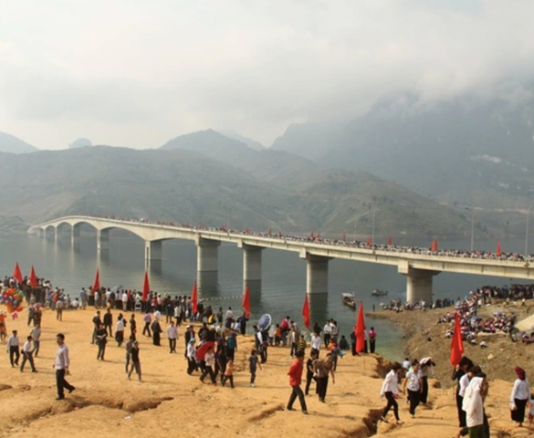 ‘Siêu cầu’ có trụ cột cao nhất Việt Nam gần bằng tòa nhà 33 tầng, rút ngắn thời gian di chuyển giữa 4 tỉnh Tây Bắc