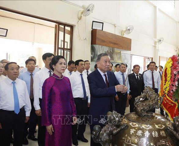 Tổng Bí thư, Chủ tịch nước Tô Lâm dâng hương tưởng niệm Chủ tịch Hồ Chí Minh tại Thái Lan