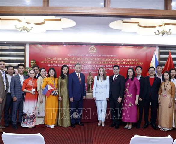 Tổng Bí thư, Chủ tịch nước và Phu nhân gặp gỡ cộng đồng người Việt Nam tại Philippines