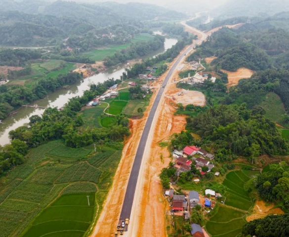 Trong tháng này, cao tốc gần 26.000 tỷ với 2 hầm xuyên núi và hơn 60 cây cầu sẽ đạt bước tiến quan trọng