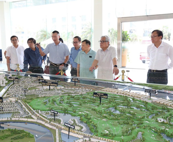 Hội đồng Giám khảo Chung khảo Giải thưởng Quốc gia Bất động sản Việt Nam lần thứ II khảo sát dự án Vinhomes Royal Island