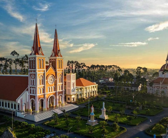 Miền Tây sở hữu một nhà thờ với kiến trúc Gothic Pháp hiếm thấy, tồn tại đã gần 140 năm