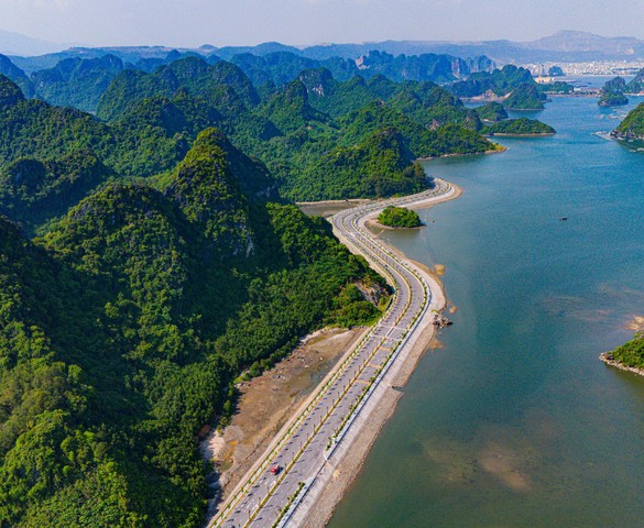 Tuyến đường ven biển đẹp nhất Việt Nam: Xuyên núi, ôm biển và kết nối 2 vịnh di sản