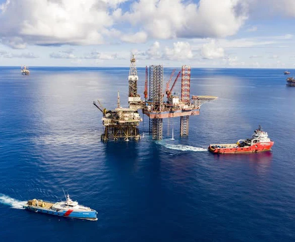 Petrovietnam mang hơn 370.000 tỷ đồng gửi ngân hàng, gánh 11.500 tỷ nợ xấu từ dự án lọc hoá dầu Nghi Sơn 9 tỷ USD