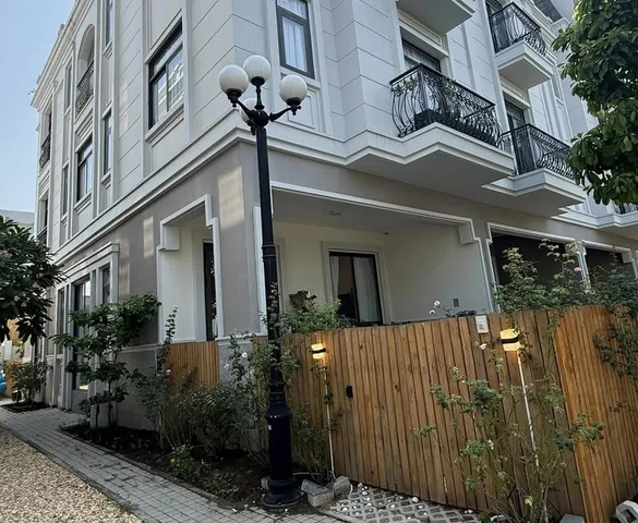 Siêu mẫu quyền lực của làng thời trang Việt rao bán biệt thự rộng lớn trong khu dân cư ‘nhà giàu’ giữa lòng TP. HCM