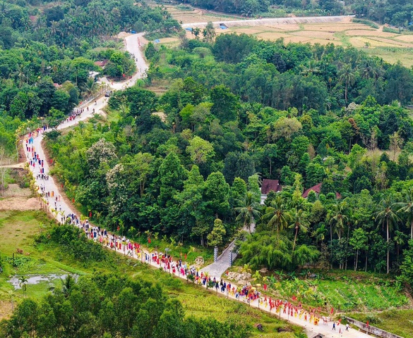 Sơn Cẩm Hà có một dòng thác biết kể chuyện