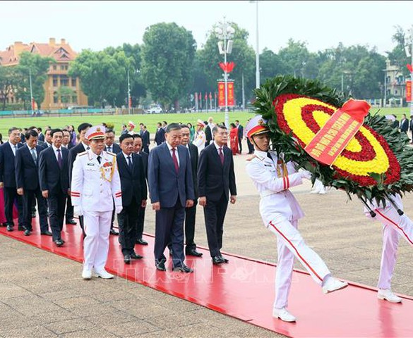 Ban Chấp hành Trung ương Đảng vào Lăng viếng Chủ tịch Hồ Chí Minh