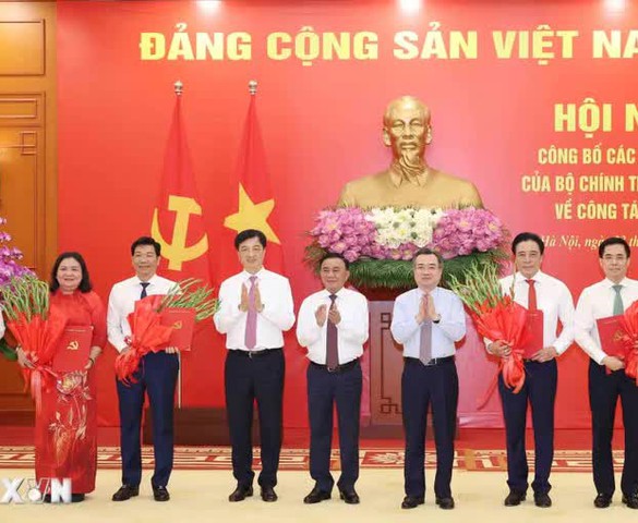 Công bố các quyết định của Bộ Chính trị, Ban Bí thư về công tác cán bộ
