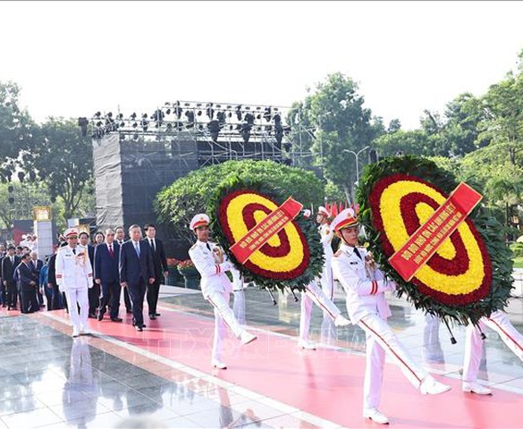 Lãnh đạo Đảng, Nhà nước dâng hương tưởng niệm các Anh hùng liệt sĩ
