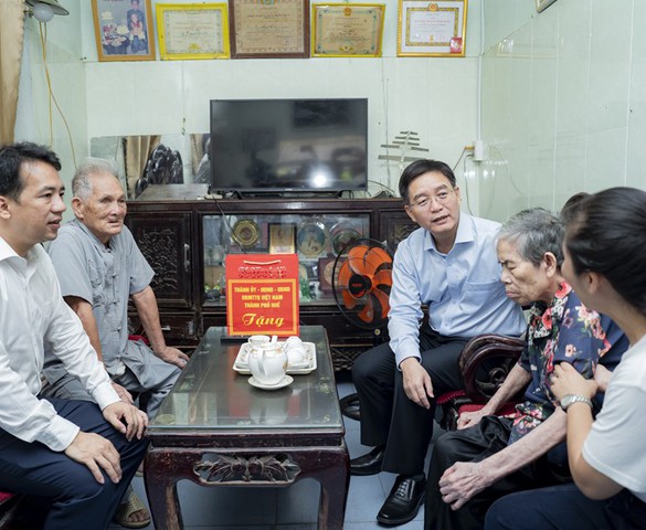 TP. Huế: Thăm, tặng quà người có công nhân kỷ niệm 79 năm Ngày Thương binh - Liệt sĩ