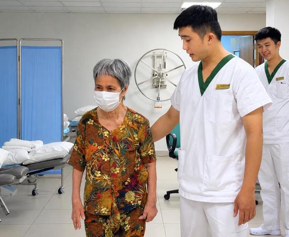Tưởng mất khả năng đi lại, cụ bà phục hồi thần kì sau thay khớp gối bằng robot CORI