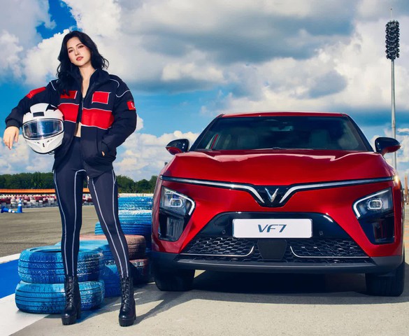 VinFast VF 7: Mẫu xe đúng “gu” công nghệ của người dùng trẻ