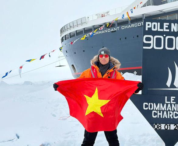 A Vietnamese Carries the National Flag to Both Ends of the Earth