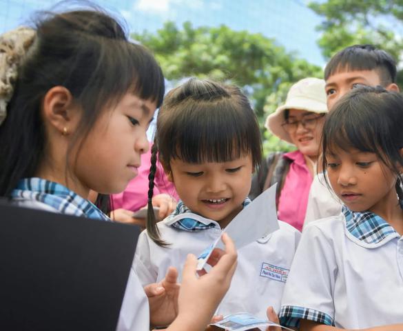 Trẻ em vùng cao lần đầu nhìn thấy "phiên bản tương lai" của chính mình qua AI