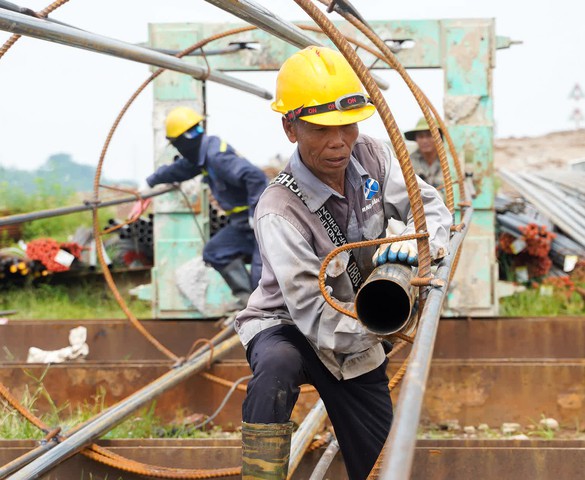 Hà Nội: Sôi động đại công trường cầu Tứ Liên sau hơn 1 năm thi công