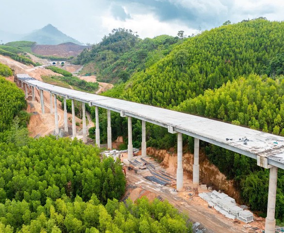 Cao tốc kết nối rừng - biển đầu tiên của Việt Nam: Đã đào thông hầm xuyên núi, 10 cây cầu hoàn thiện sau 1 tháng nữa
