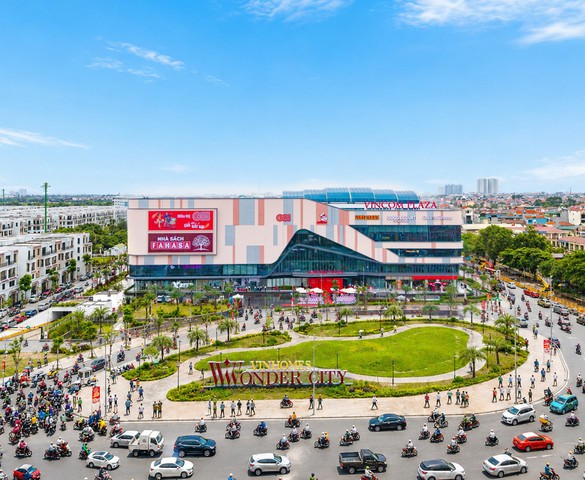 Một TTTM chỉ mới khai trương 3 ngày đã hút hơn 20 triệu lượt xem, có màn cầu hôn gây bão mạng xã hội